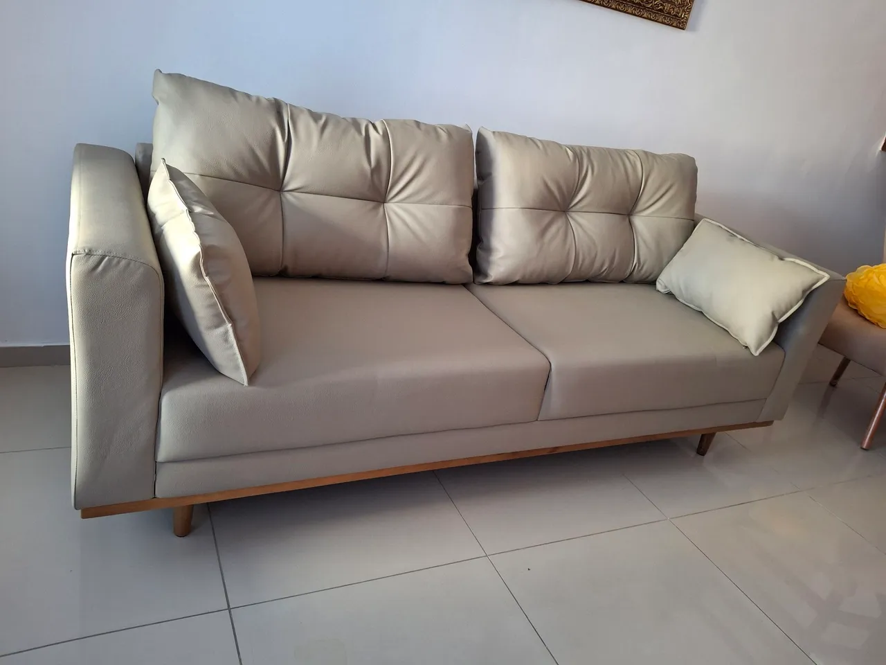 Sofá retro e corino corvim super confortável
