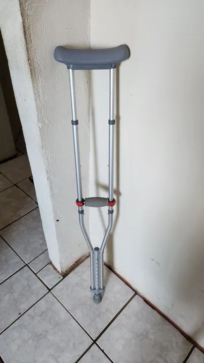 01 Muleta de alumínio com apoio de braço 