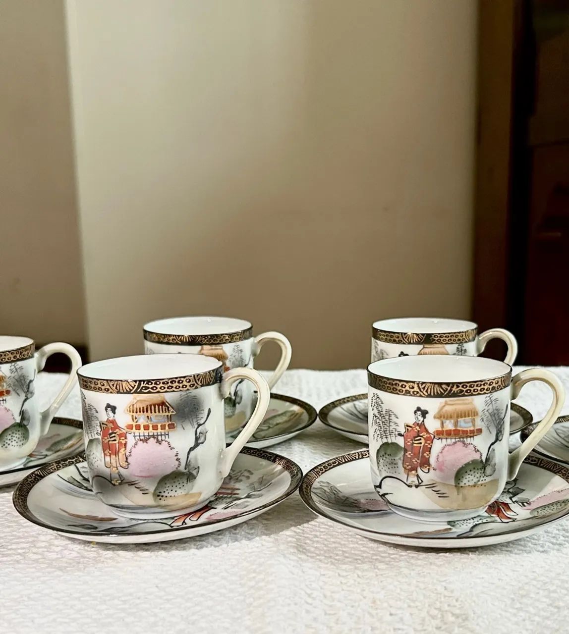 Serviço de Café Oriental Antigo em Porcelana Floral com Detalhes em Ouro
