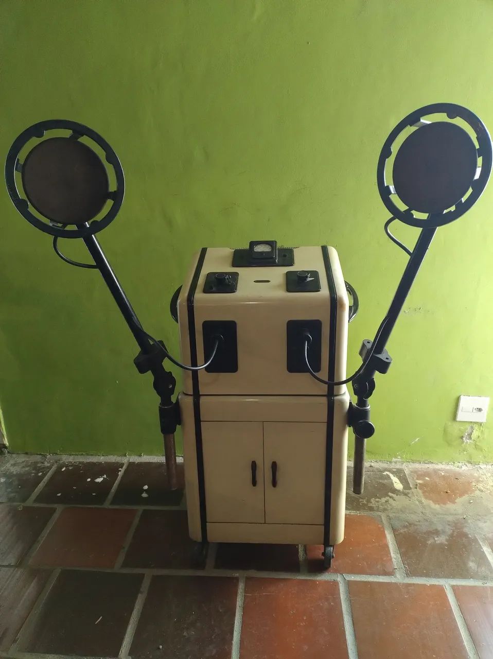 Antiga máquina de Diatermia, década 1930, com cabos e acessórios 