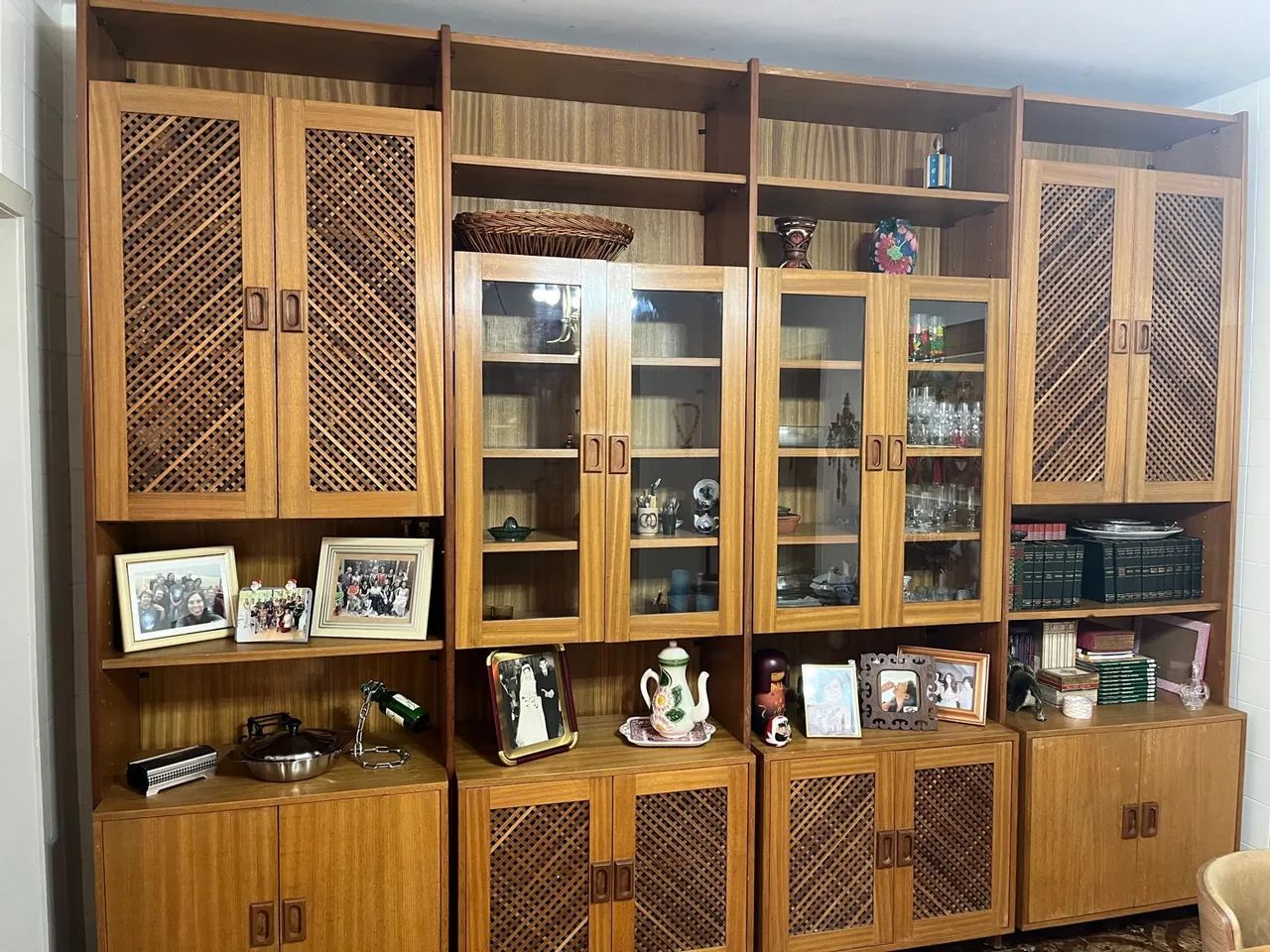 Conjunto de Armários de Madeira com Prateleiras e Vitrines