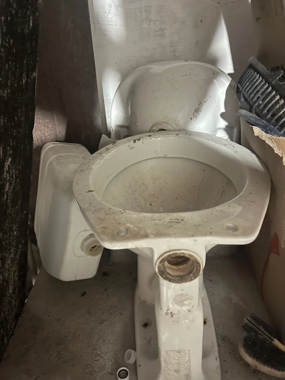 Vaso sanitário usado e pia para banheiro