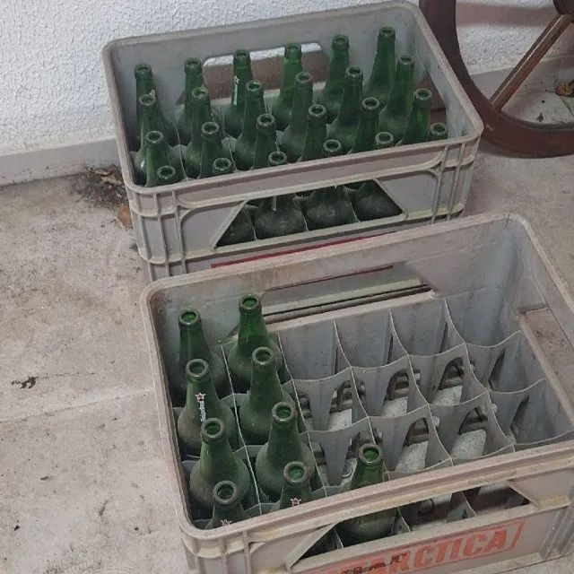 3 caixotes de cerv com garrafa vazia (1 heineken 2 itaipava) mais 1 caixote de skolzinha 
