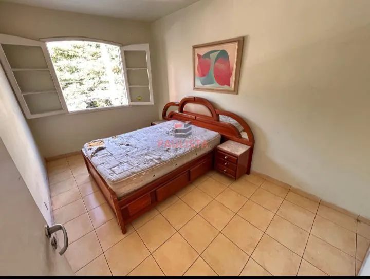Cama de Madeira Clássica com Cabeceira com mármore travertino e espelhos 
