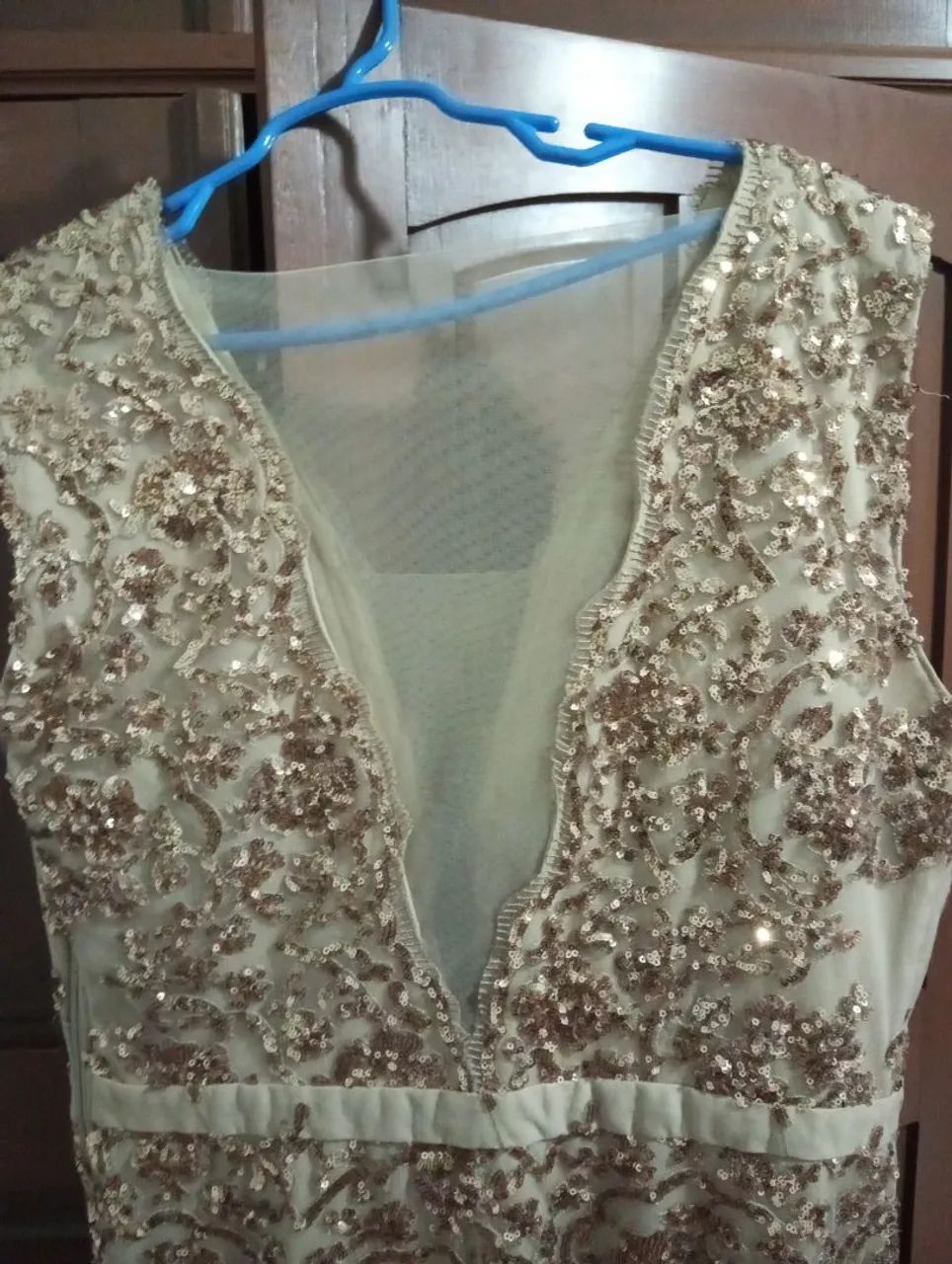 Vestido de festa bordado com paetês dourados
