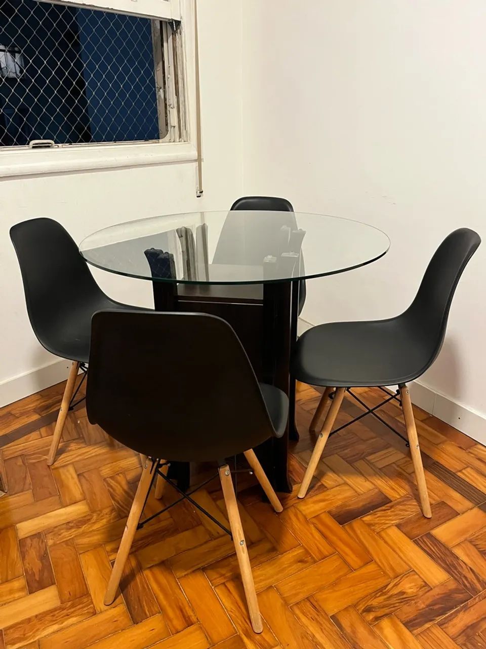 Mesa tampo de vidro + 4 cadeiras eames