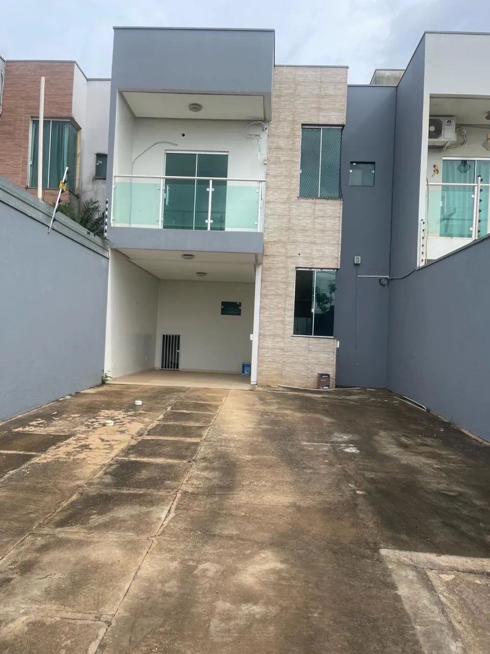 Vende - se sobrado financiado