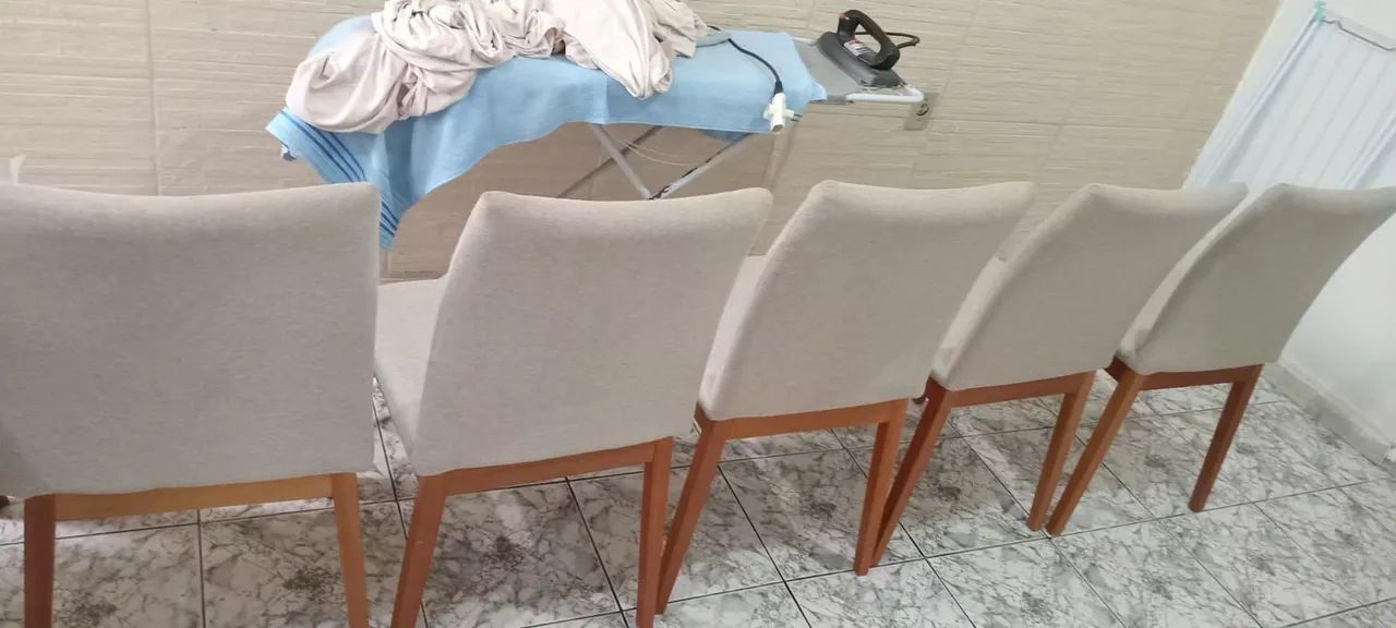 Mesa com 5 cadeirad