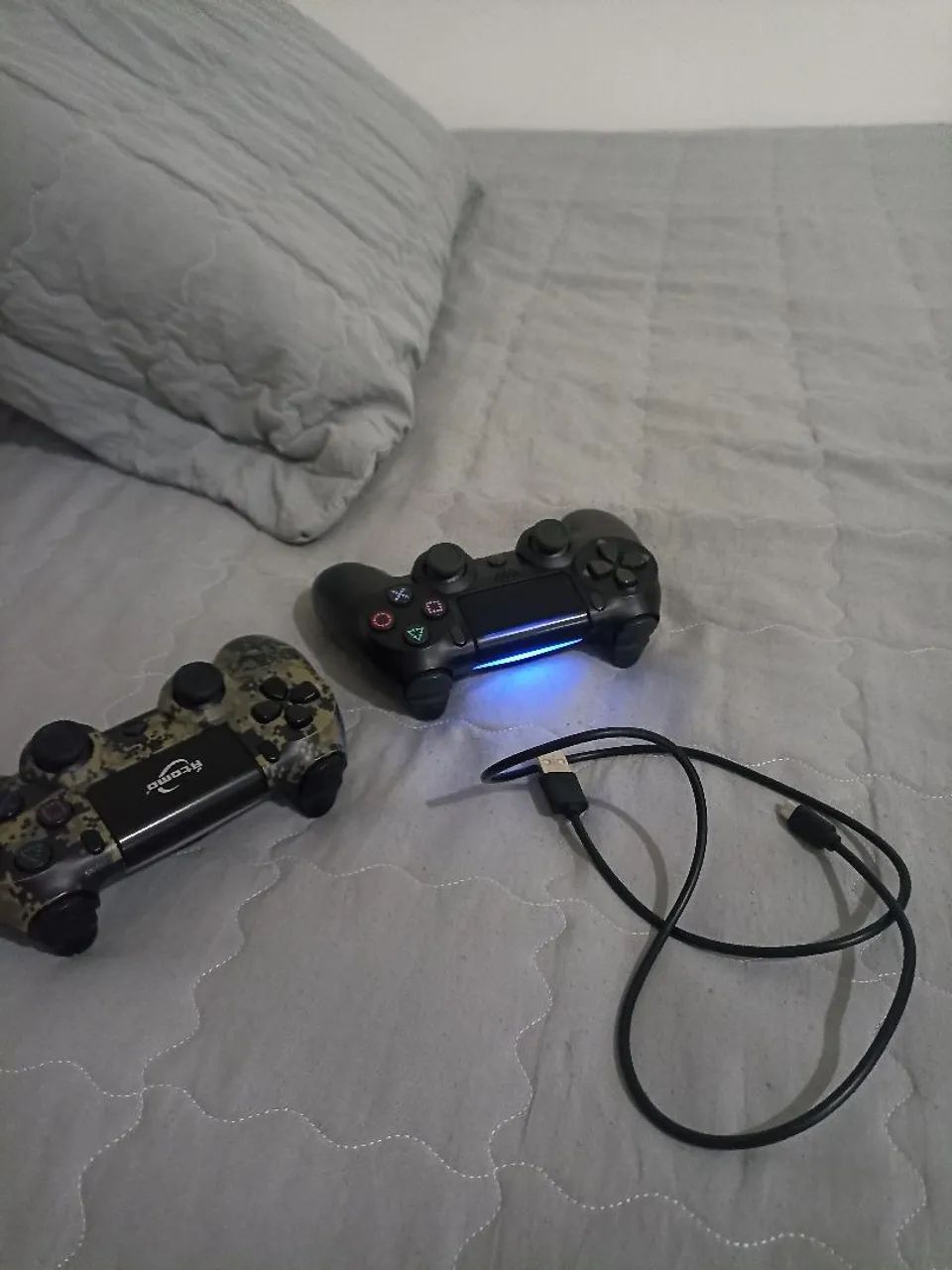 PS4 slim com 2 controles e muitos jogos digitais!! - Foto 2