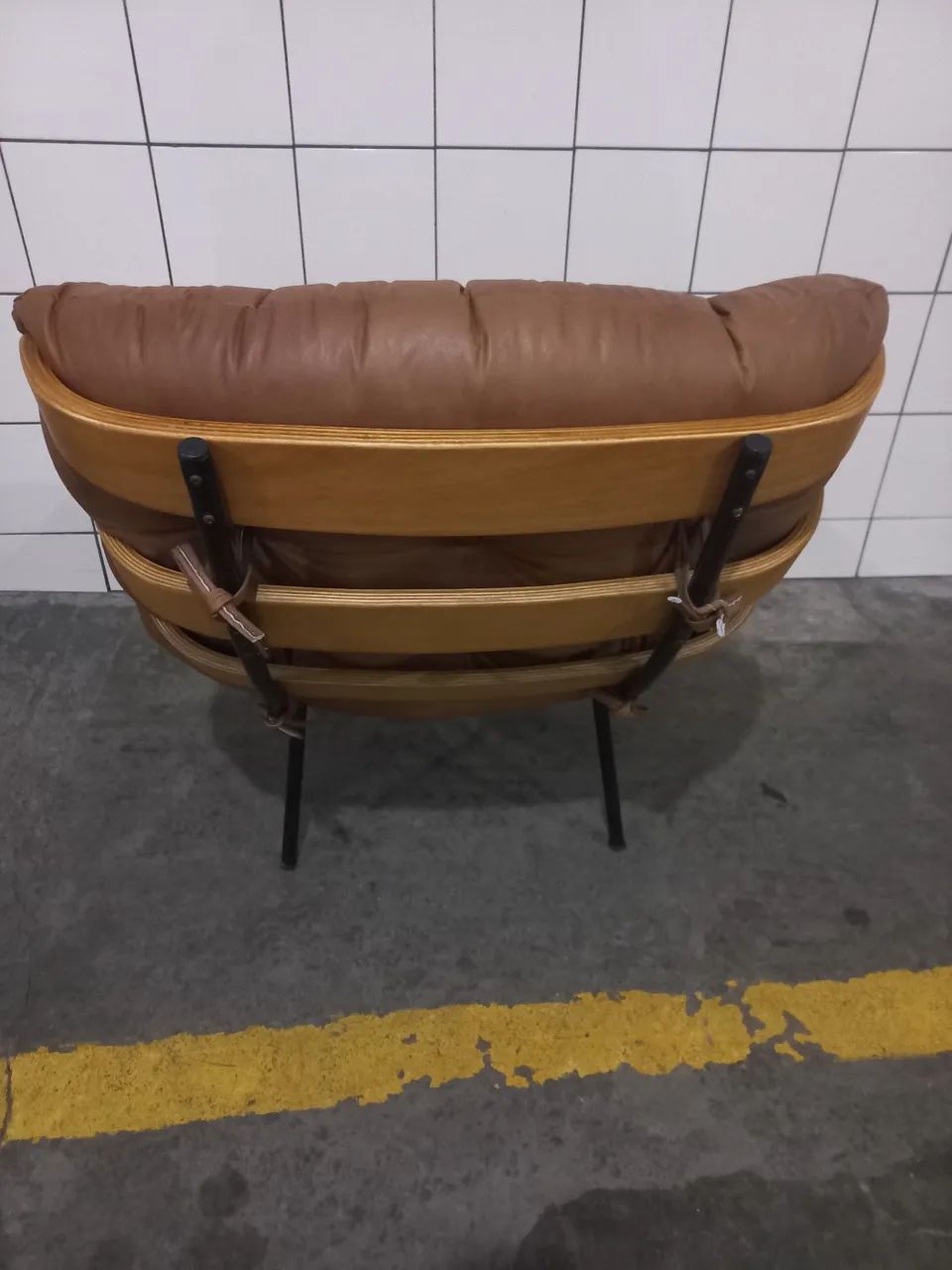 Vendo uma linda poltrona costela com estofado em couro  - Foto 2