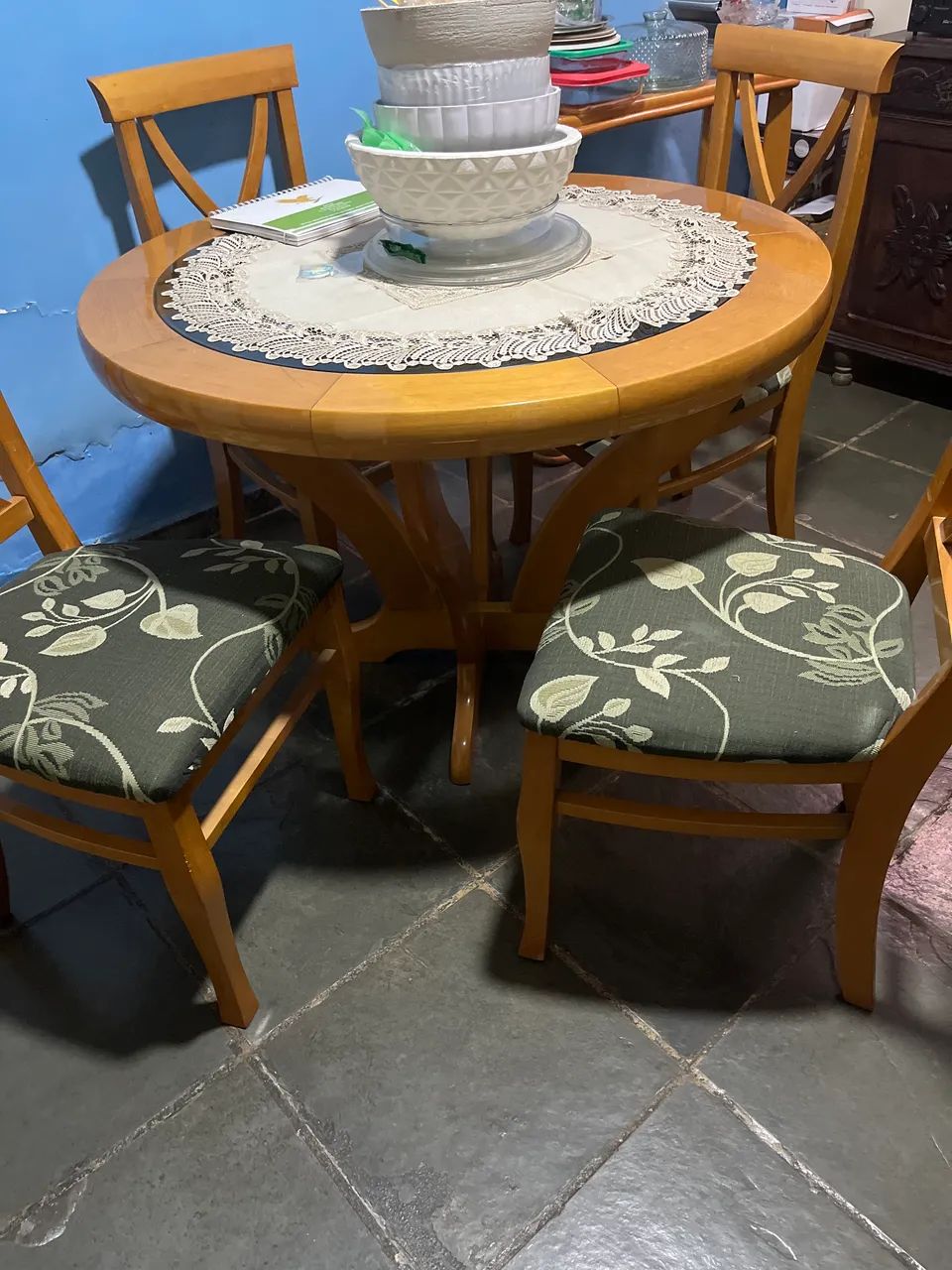 Vendo esta mesa com quatro cadeiras - Foto 2