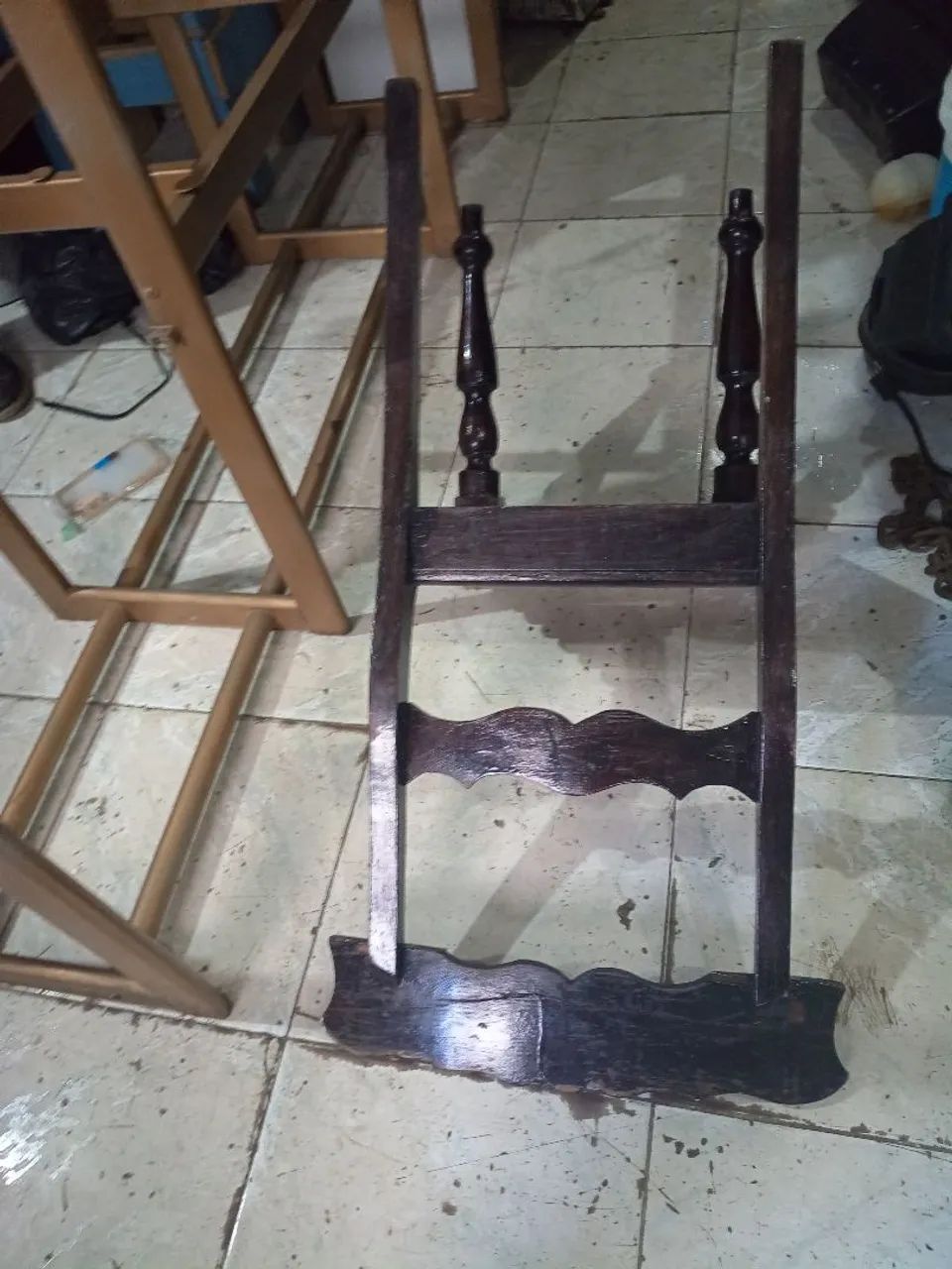 Cadeira de madeira antiga  - Foto 2