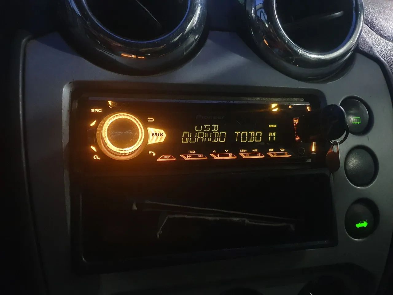 Toca cd pioneer mixtrax com Bluetooth 