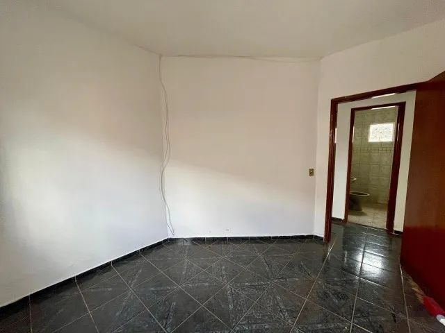 Imóvel com 2 quartos - 1 suíte e amplo quintal - Foto 3