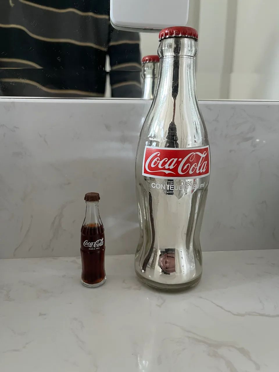 Coleção garrafas antigas coca-cola 1 mini e 1 metalizada - Foto 2