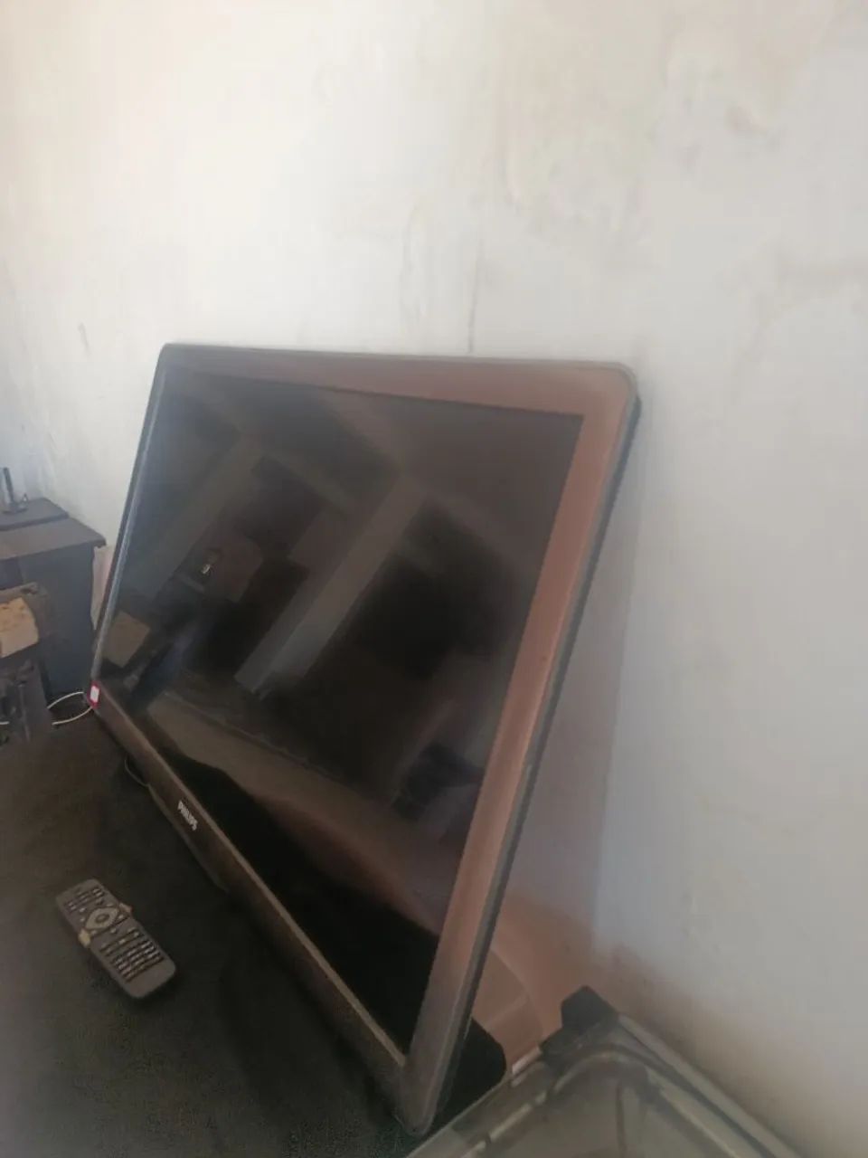 Tv 40 polegadas mais antiga mais muito boa , imagem perfeita