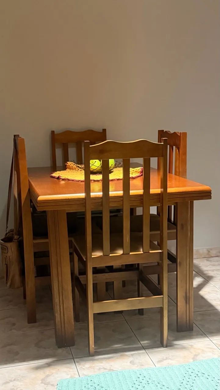 Mesa com 4 cadeiras 