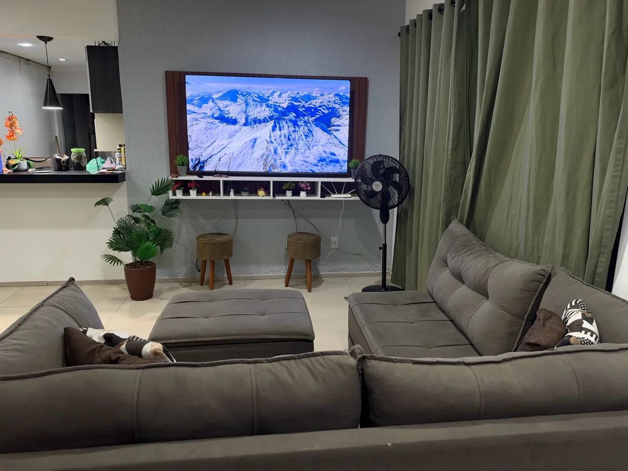 Sala Conpleta  com Rack , sofá e Televisor 