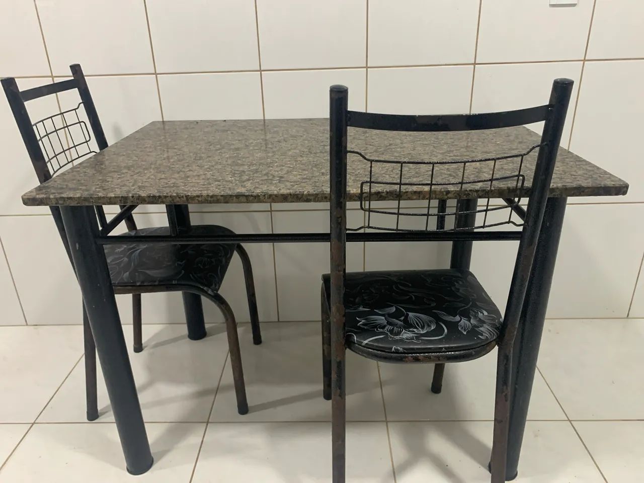 mesa de mármore com duas cadeiras - Foto 2