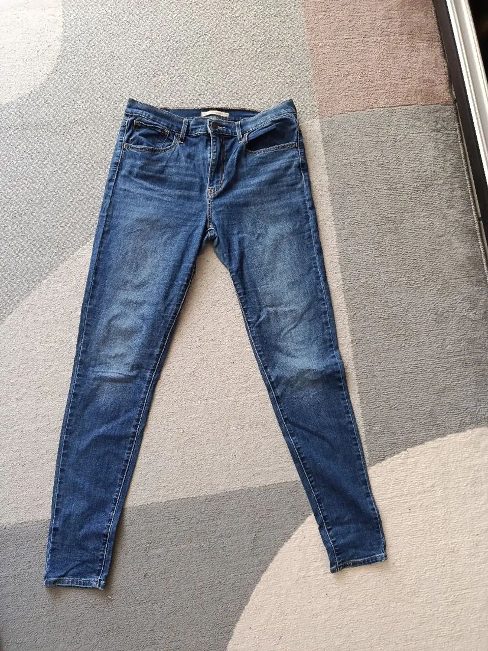 Roupas Zara, Levis e moffice.