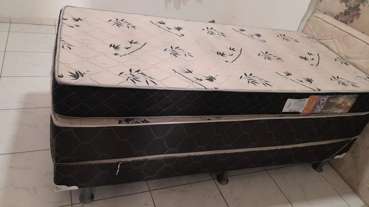 Cama de solteiro box novinha