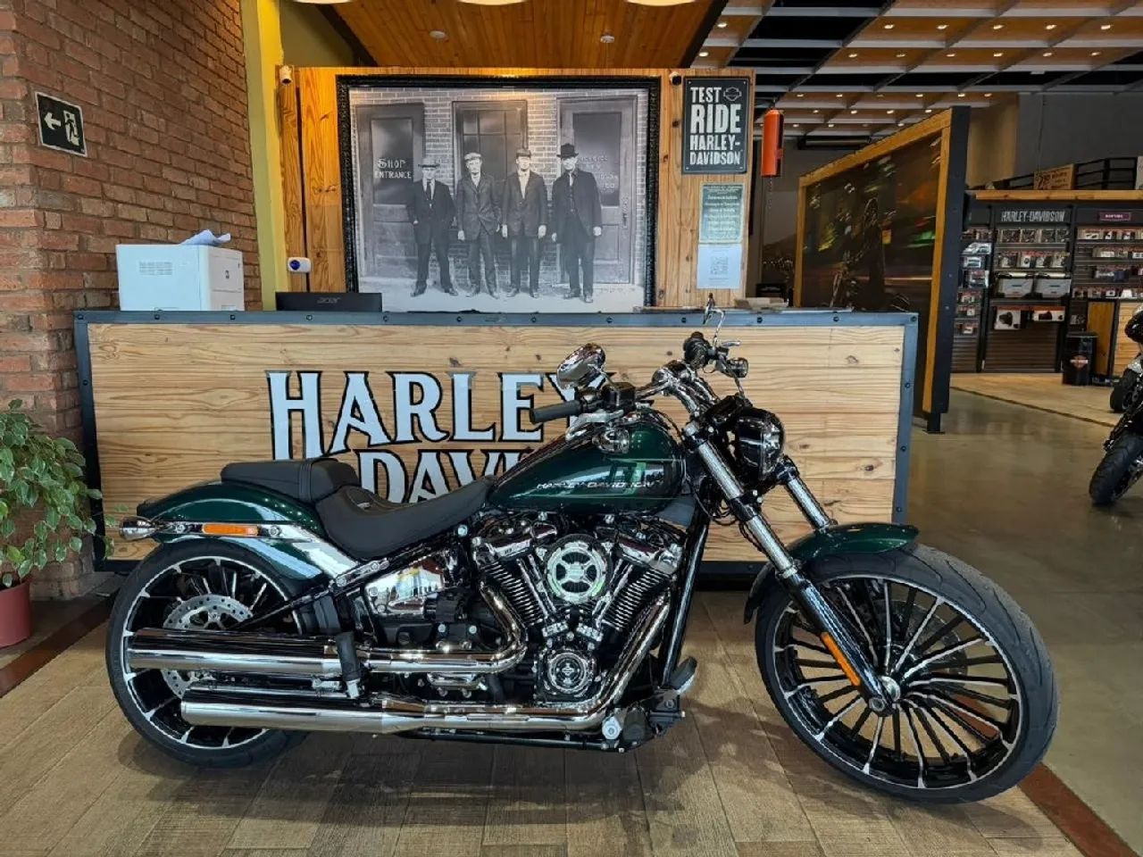 Harley-Davidson Softail Breakout SOFTAIL BREAKOUT