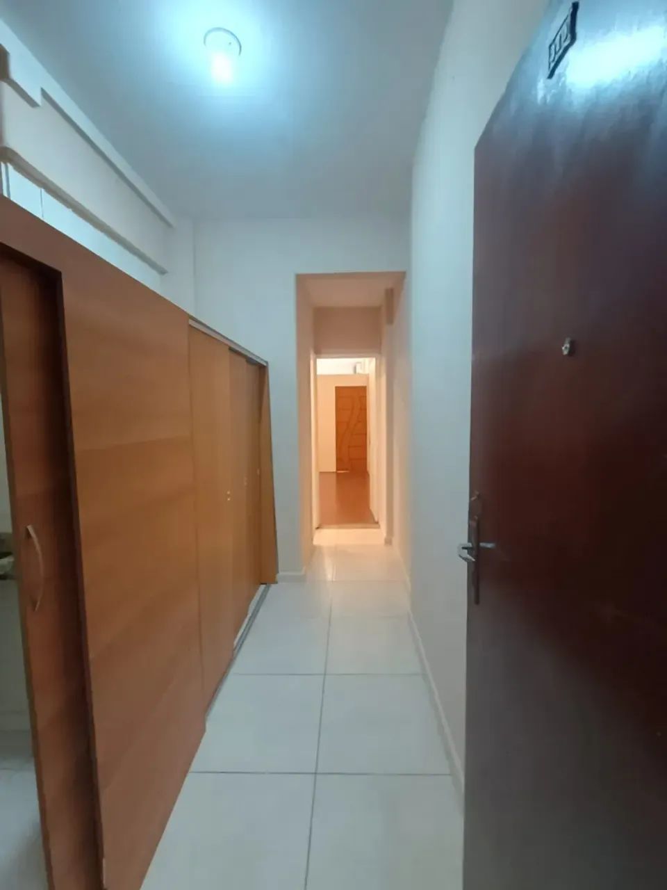 Cozinha, banheiro e sala dividida com quarto.