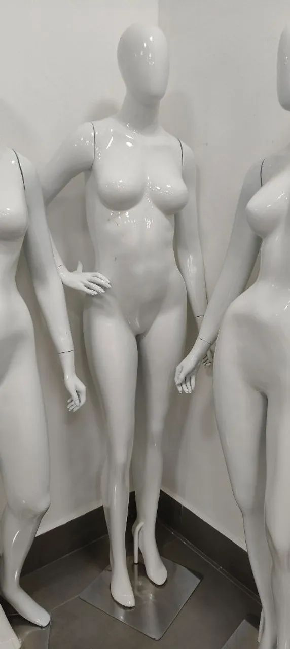 4 MANEQUINS DE FIBRA FEMININO  - Foto 3