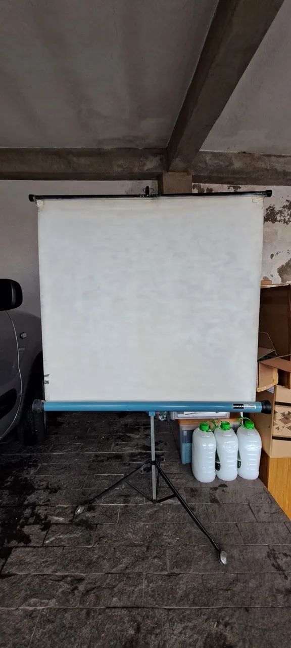 Tela para projetor com tripé antiga - Foto 2