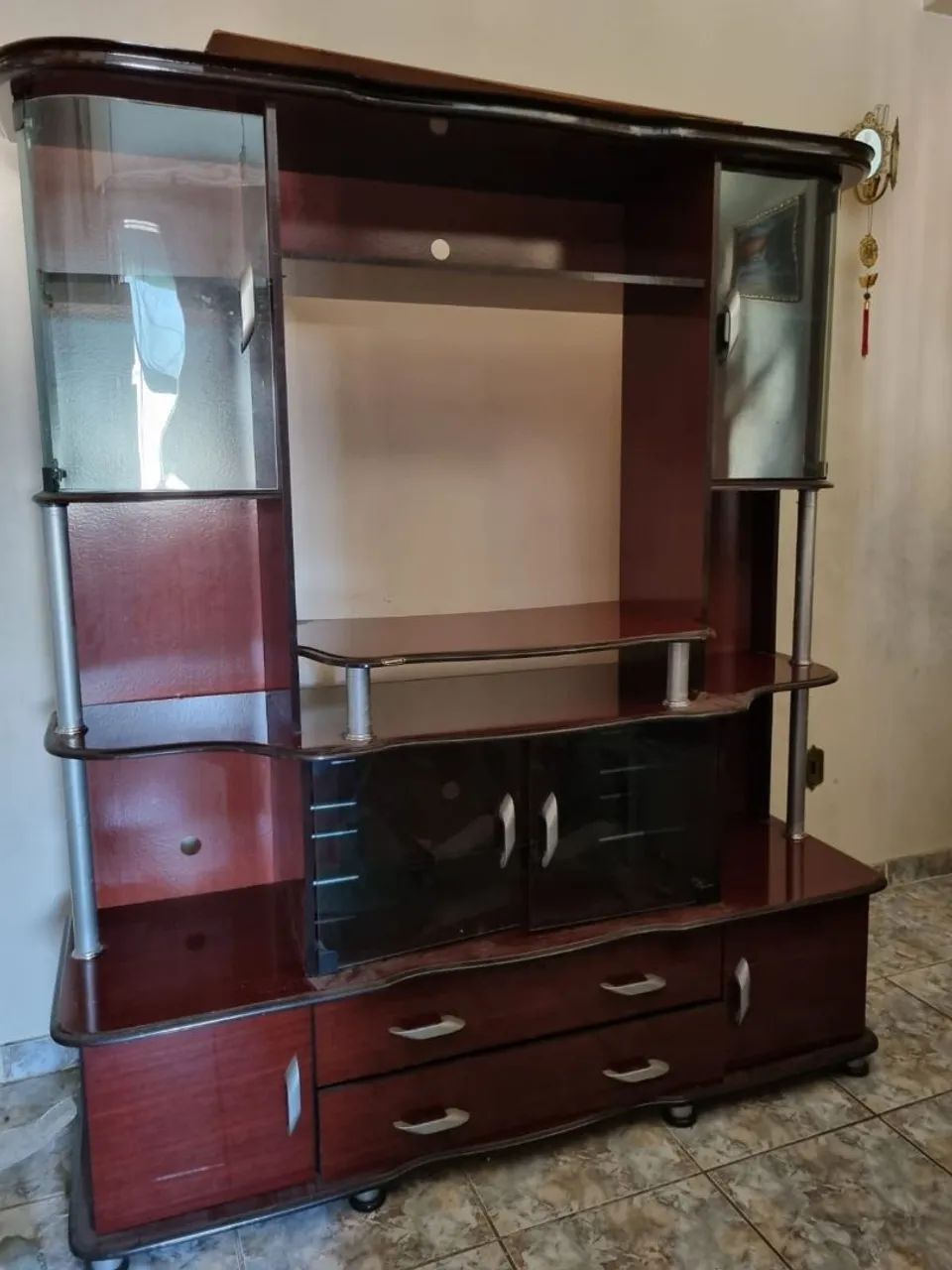 Estante com prateleiras e portas de vidro