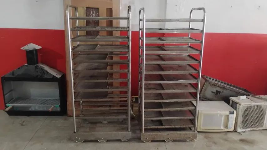 Carrinho de aço inox com 24 bandejas. Valor: 1.600,00 reais cada.