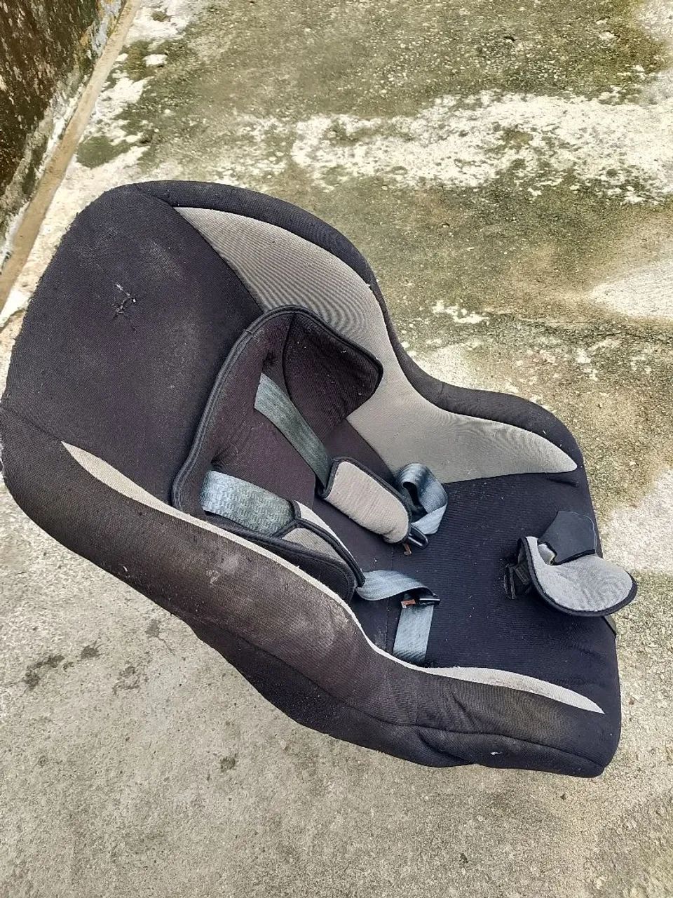 Cadeirinha para levar criança no veículo.