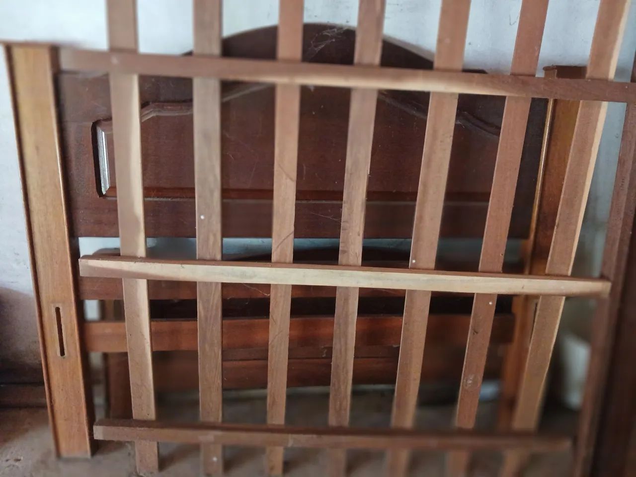 Cama de madeira 