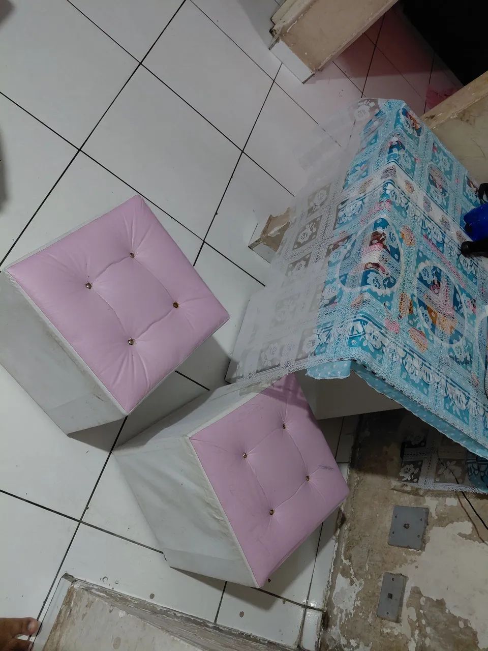 Vendo essa mesa com 2 bufe  - Foto 2