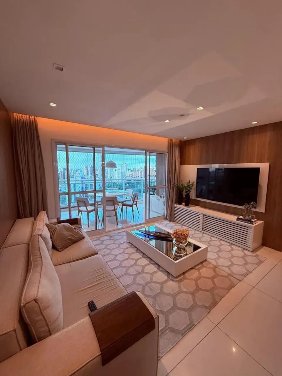 Vendo apartamento 3 suítes reformado em Lagoa Nova