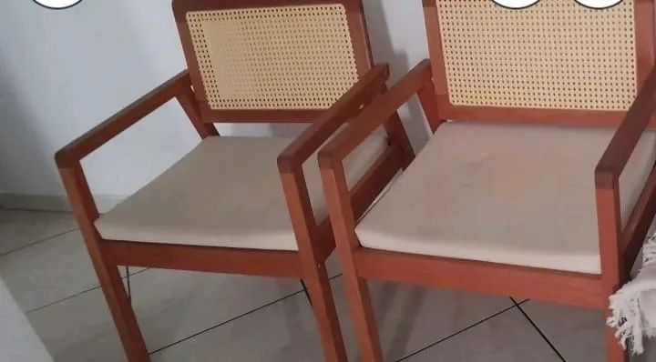 2 Cadeiras com acentos acolchoados e laváveis 500,00 cada - Foto 4