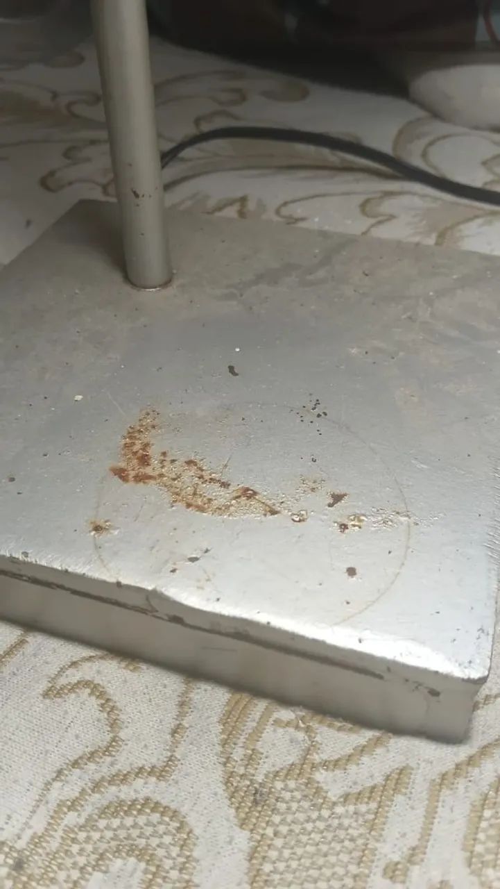 Abajur de mesa com cúpula em vidro estilo Murano e base de ferro - Foto 3