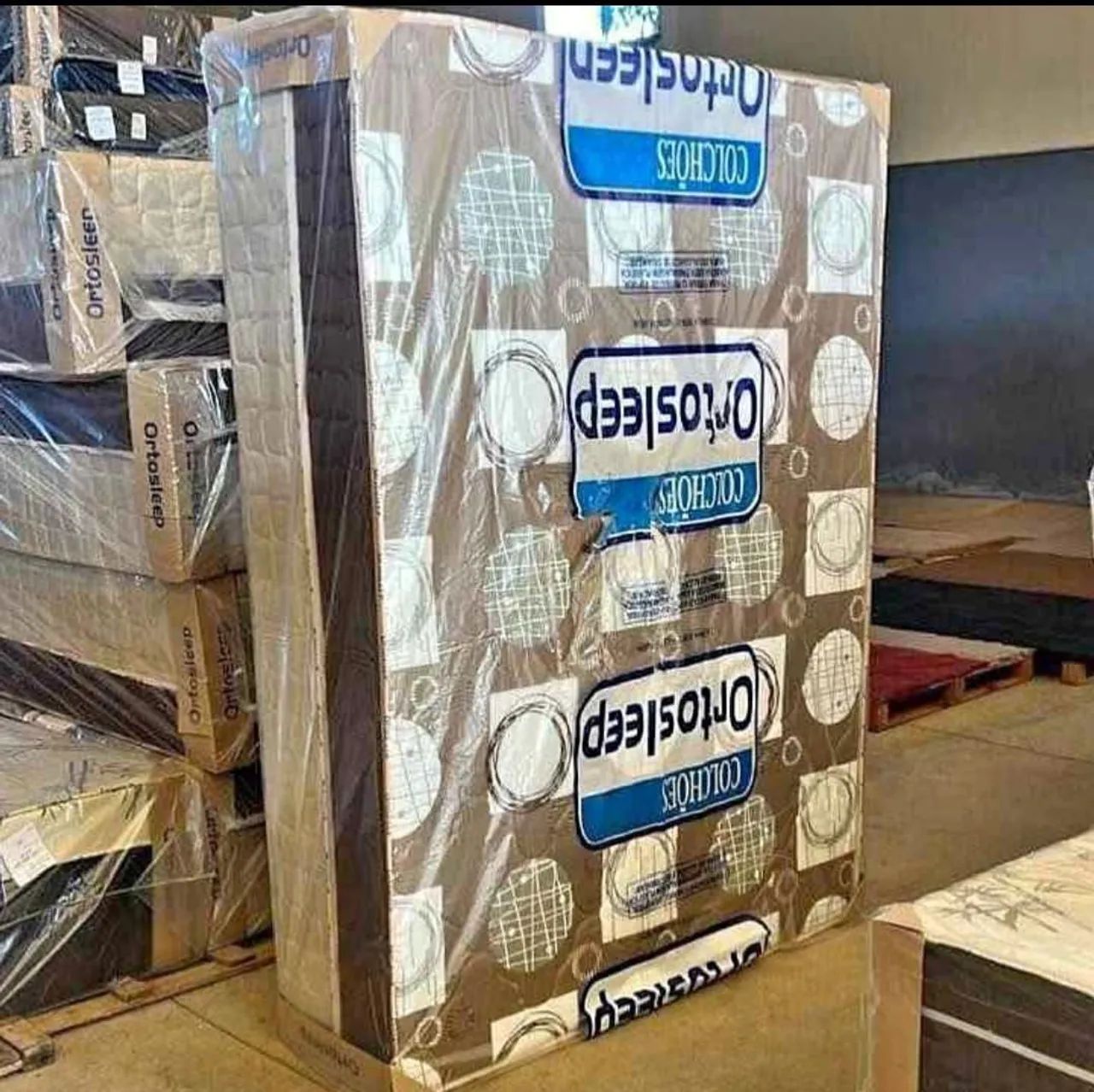 Cama casal com colchão embutido