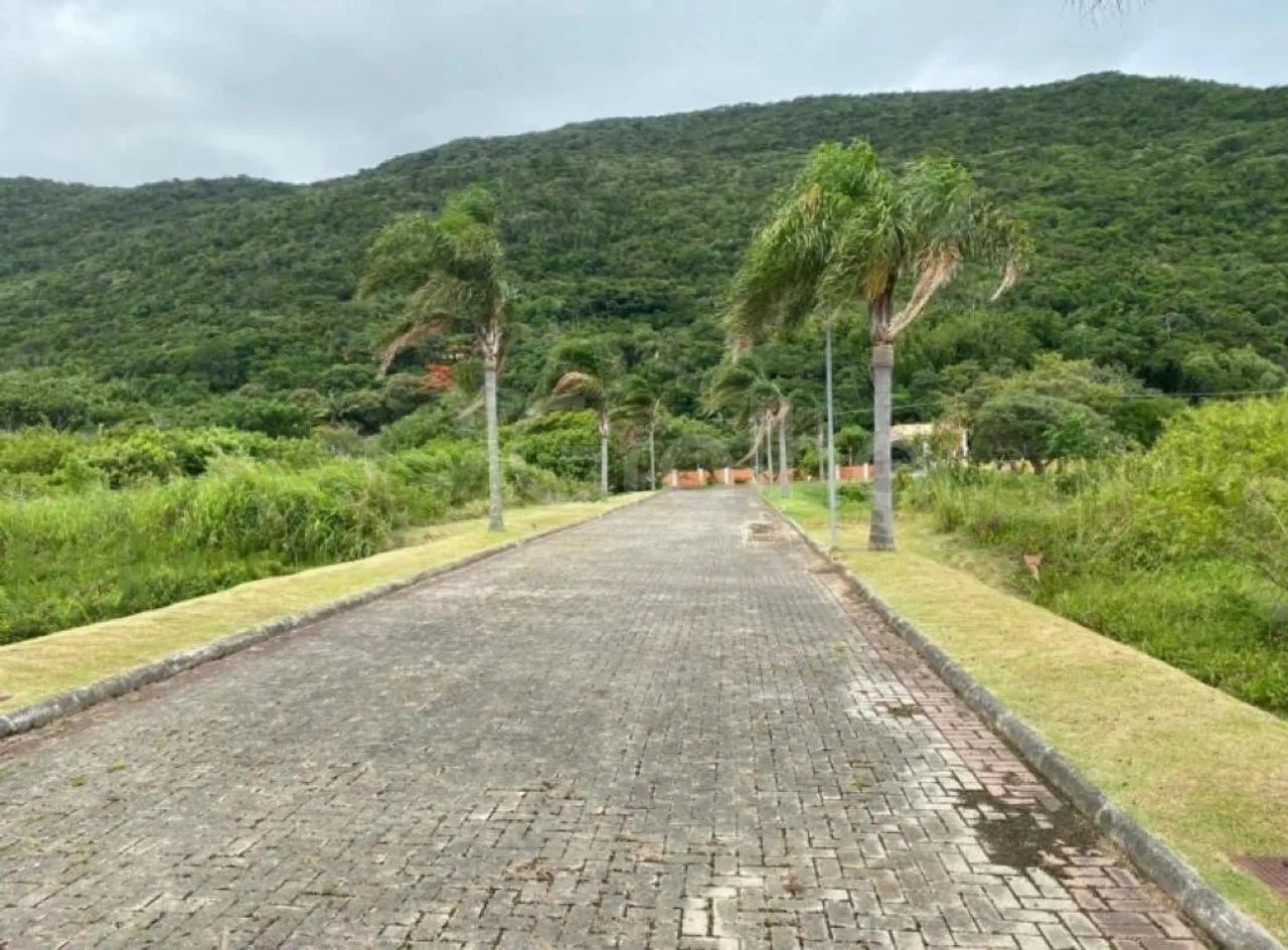 Terreno de 375m² no Pântano do Sul.