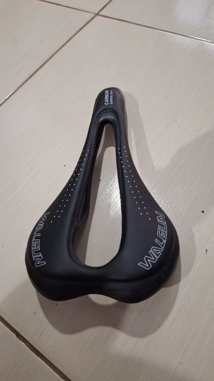 Selim superflow em carbono.  Trilho em carbono 120g