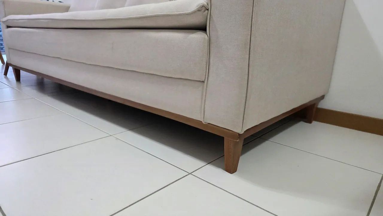 Vendo lindo sofá de 3 lugares, na cor bege/off-white, com design elegante e atemporal. - Foto 4