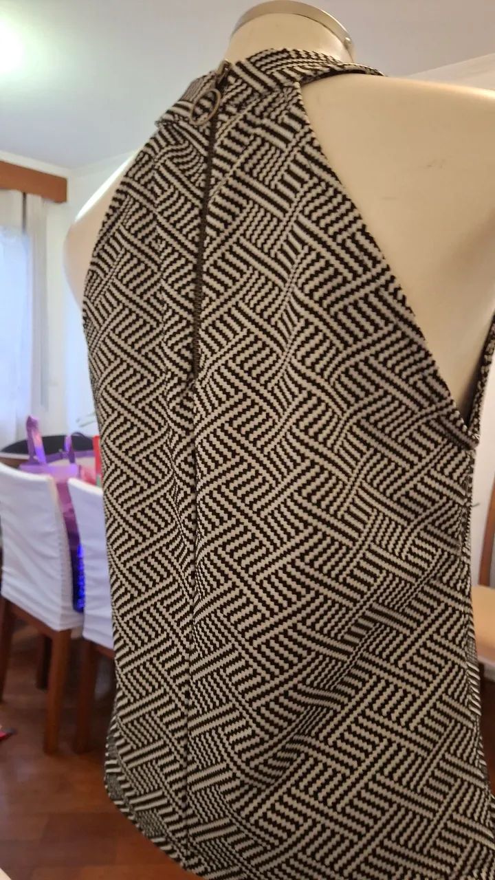Blusa Shoulder sem manga estampa geometrica
