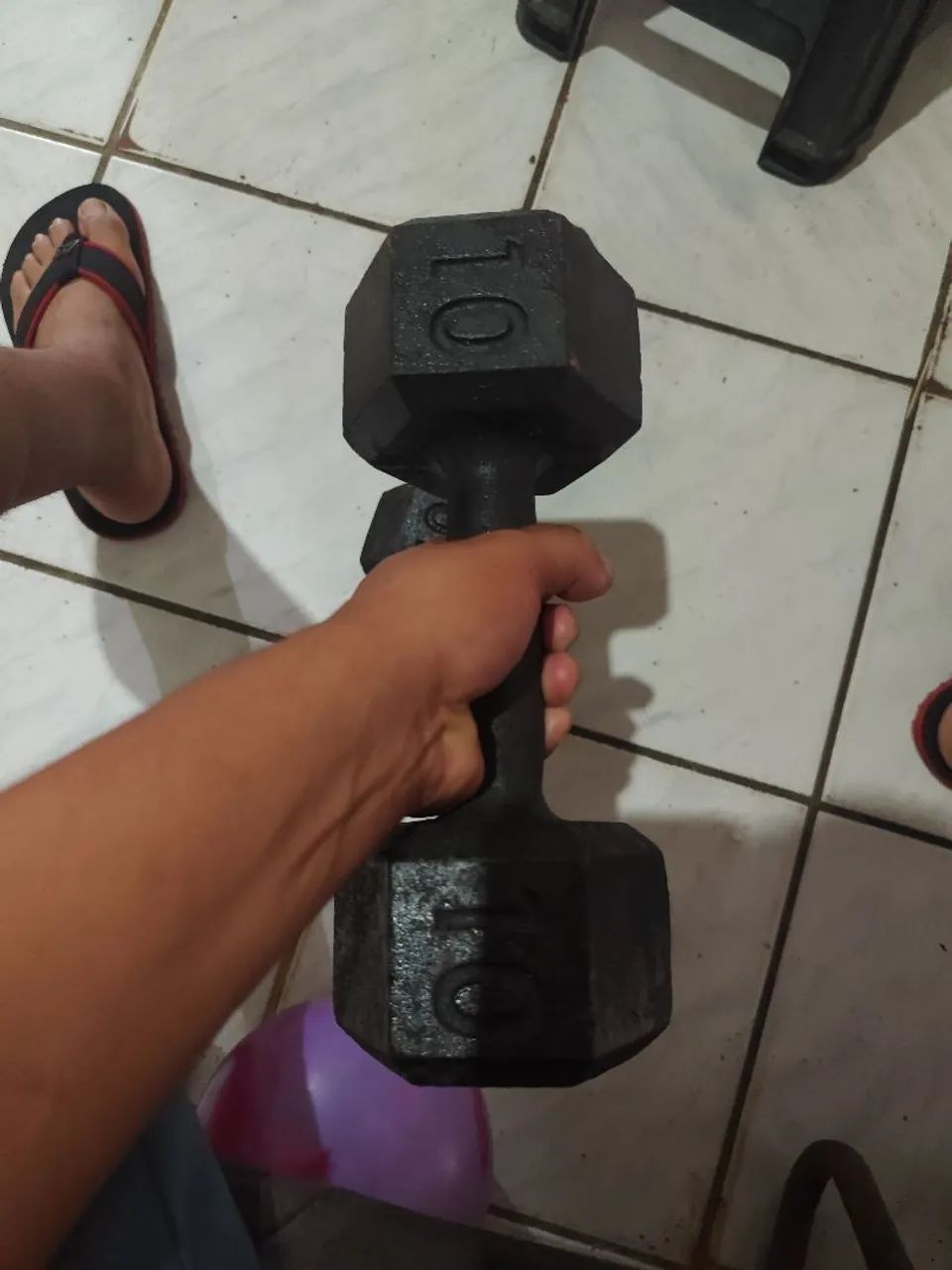 PAR DE HALTERES DE 10KG ESTOU VENDENDO  - Foto 2