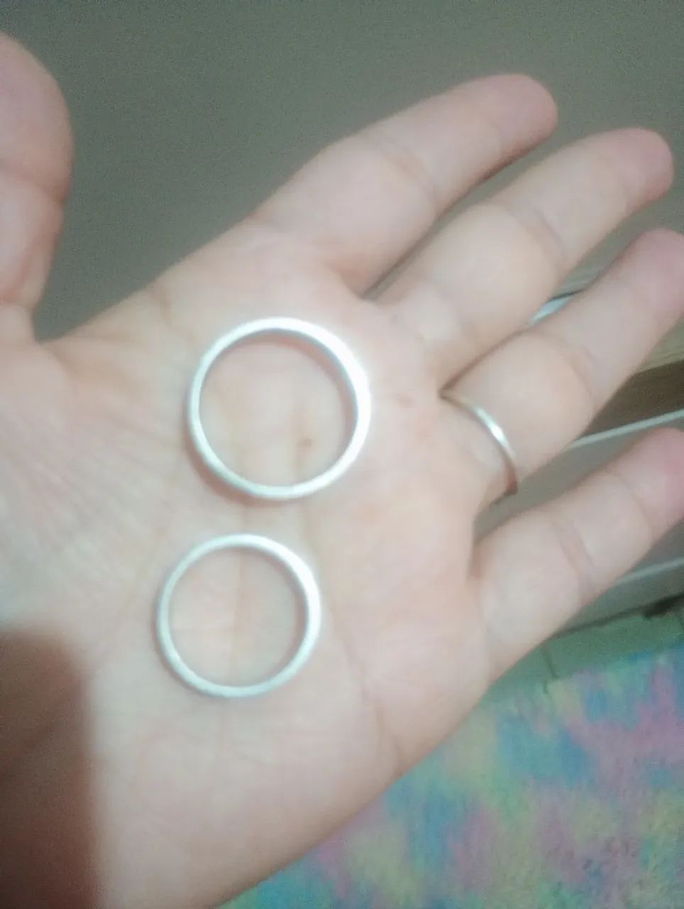 Vendo par de alianças de prata 