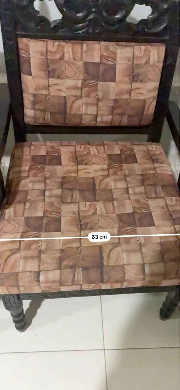 Conjunto de sofá com duas poltronas. Detalhes em madeira. - Foto 5