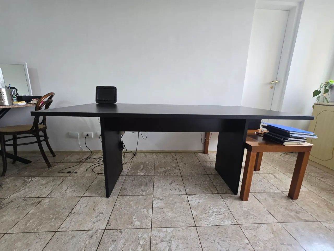Mesa de escritório preta.  - Foto 4