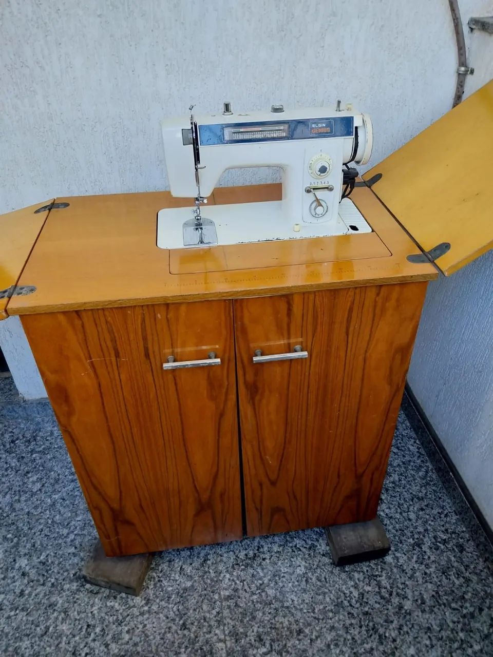Máquina de costura Elgin gênios com gabinete 