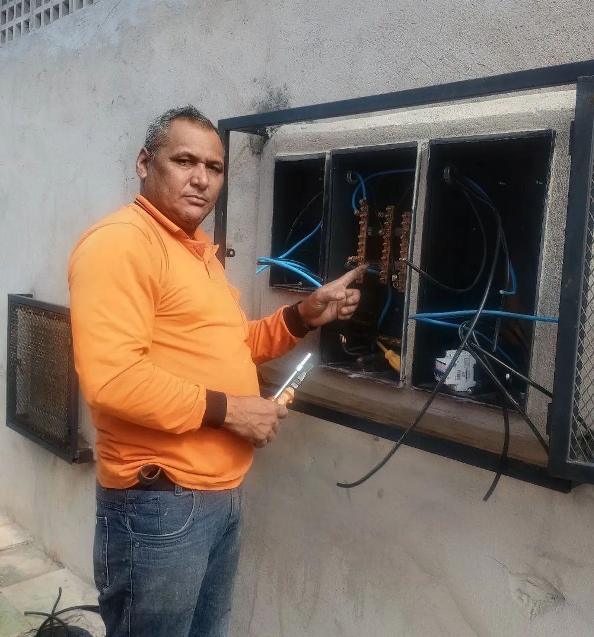ELETRICISTA E TÉCNICO DF EM TORNO 