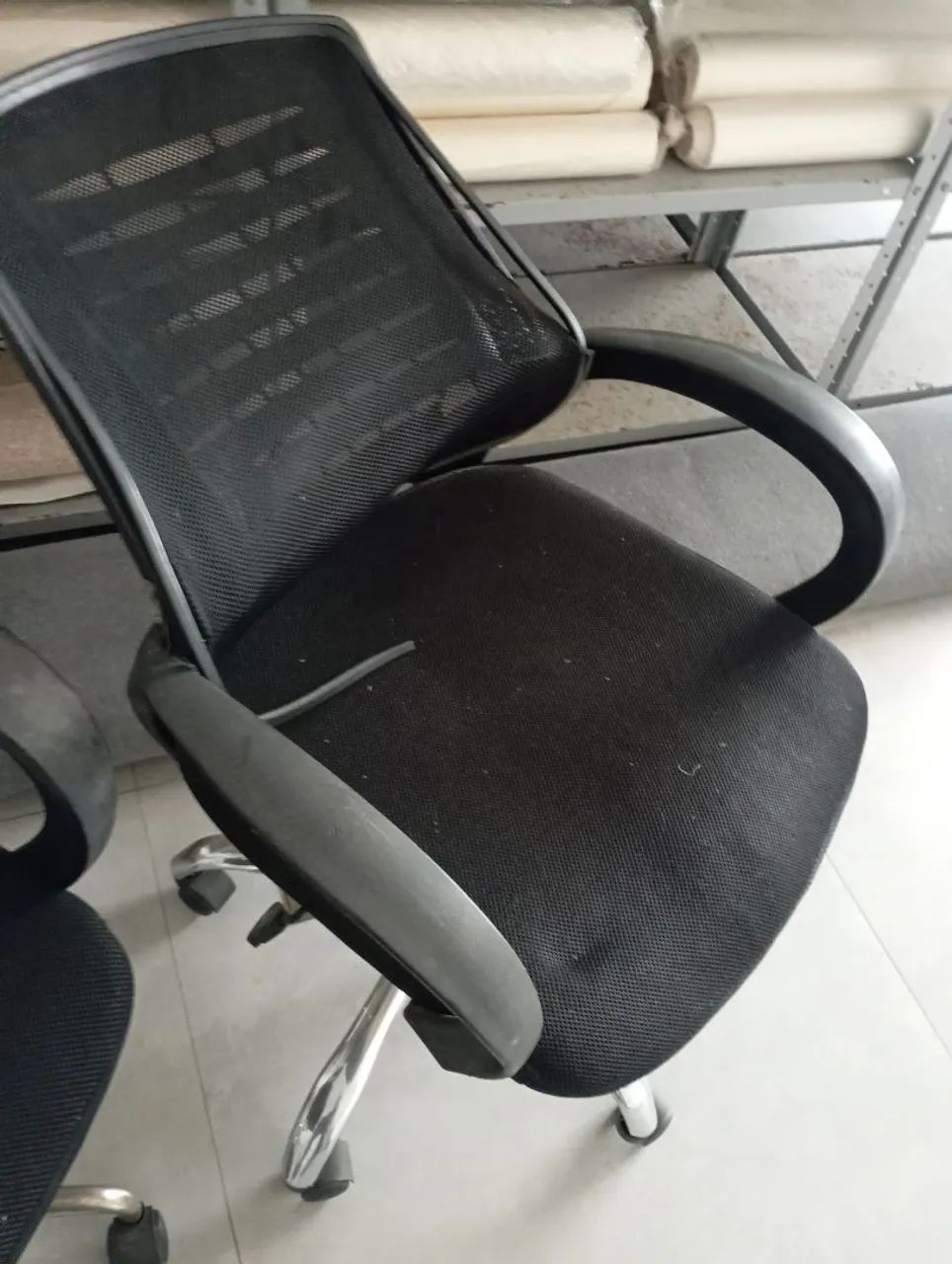 Duas cadeiras de escritório com encosto quebrado. - Foto 3