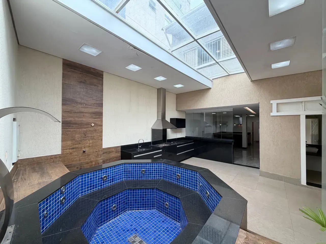 Casa com 5 quartos sendo 2 suítes e 1 suíte master 4 banheiros 5 vagas - Foto 2